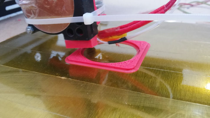 3d printer printing first layers of the fan shroud